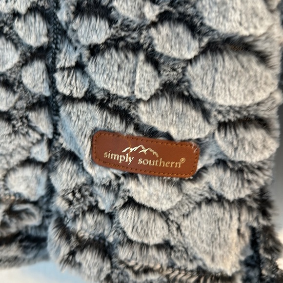 🆕 Simply Southern Girls Plush Pullover NWT Medium - Picture 2 of 4